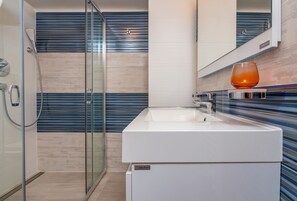 Deluxe Suite (Doina) | Bathroom | Shower, free toiletries, hair dryer, bathrobes - Casa Nicolae Luxury Suites (Sibiu)