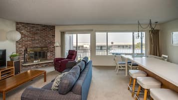 Een televisie, een open haard en een dvd-speler