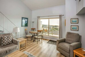 TV, DVD player - Gearhart House G693 (Gearhart)