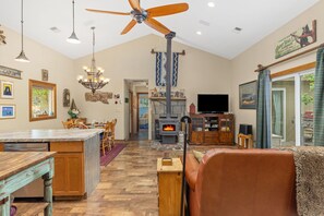 Smart TV, lettore DVD, libri, biblioteca musicale