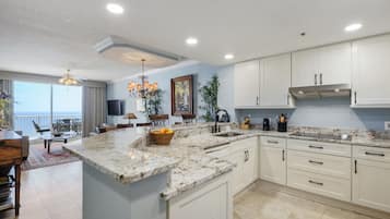 Kjøleskap, mikrobølgeovn, ovn og kokeplater