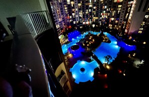 Combined shower/tub, hair dryer, towels - Shores of Panama end unit/FREE BEACH CHAIRS/amazing views! (Panama City Beach)