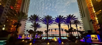 Shores of Panama end unit/FREE BEACH CHAIRS/amazing views!