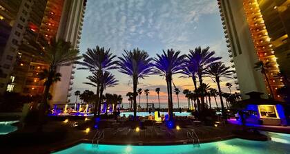 Shores of Panama end unit/FREE BEACH CHAIRS/amazing views!