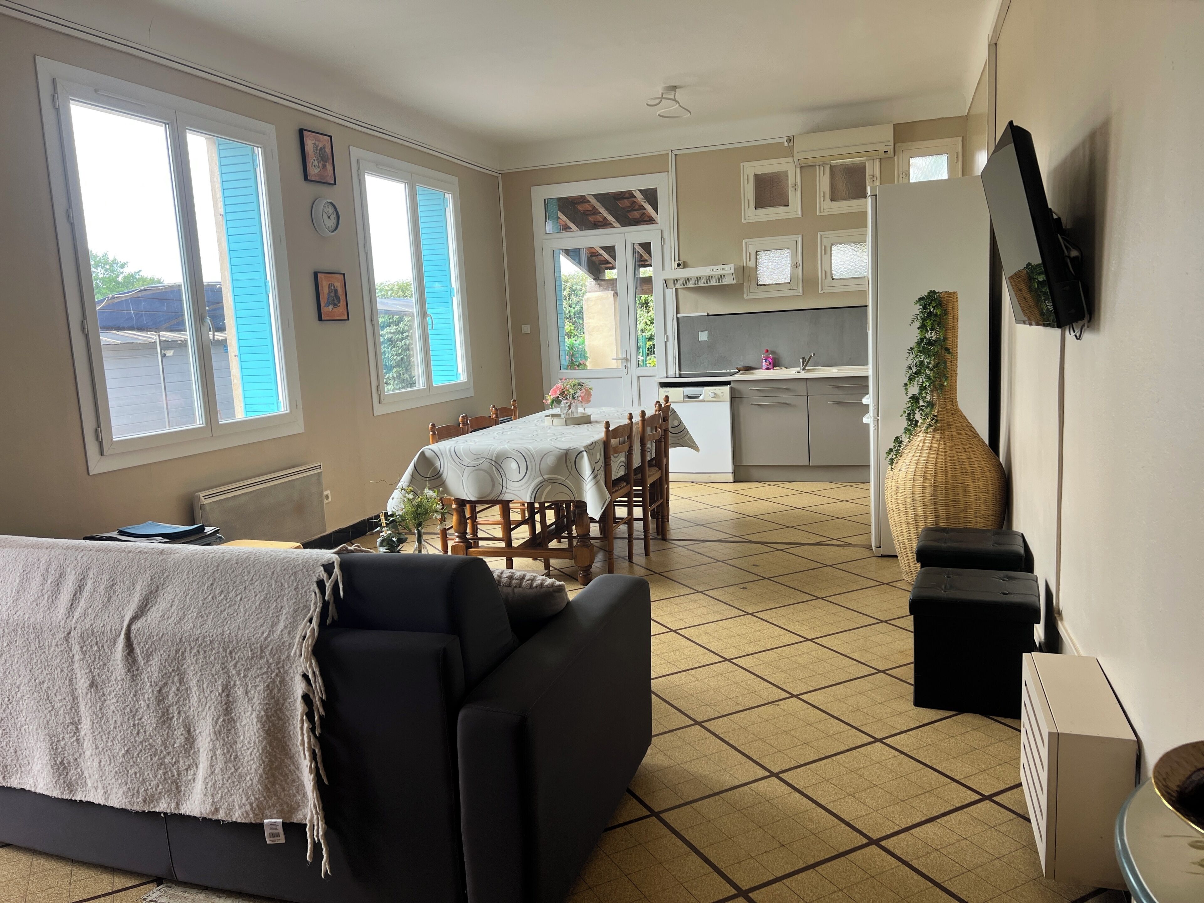 Gîte Les Oliviers | Private kitchen | Fridge, microwave, oven, stovetop
