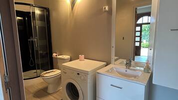 Gîte Les Oliviers | Phòng tắm | Vòi sen/bồn tắm kết hợp, khăn tắm