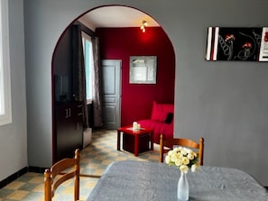 Gîte Les Lavandes | Area keluarga | TV layar datar, foosball, dan meja tenis meja