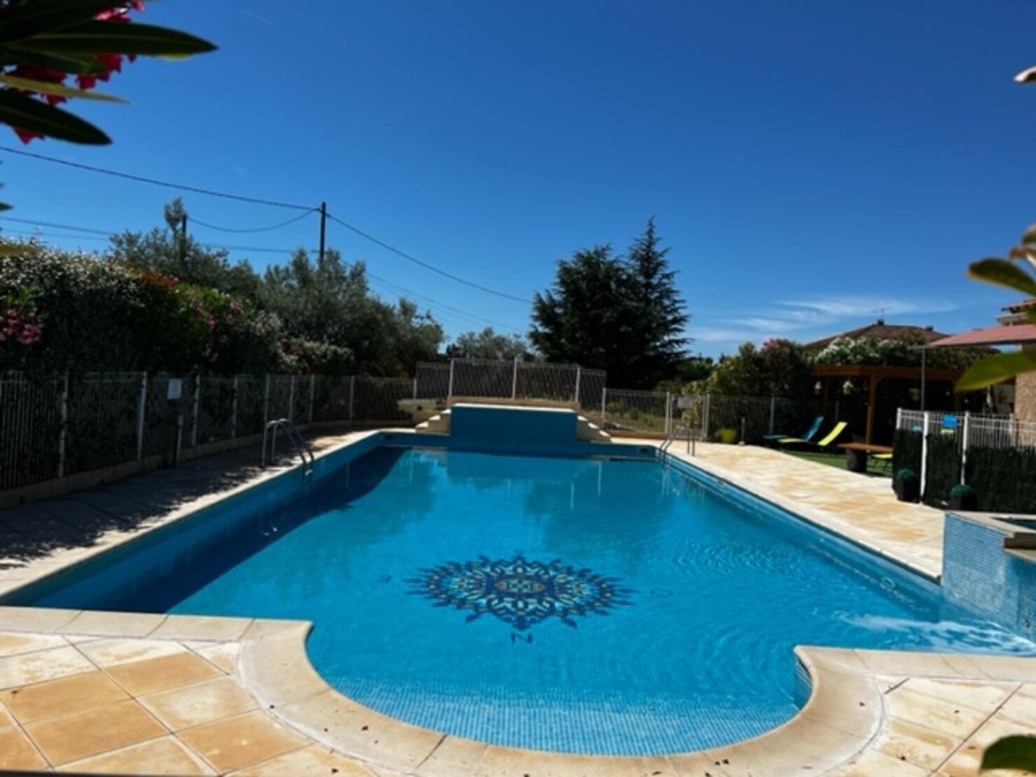 Piscine extérieure (ouverte en saison), chaises longues