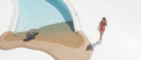 Kolam renang outdoor, dengan kursi berjemur