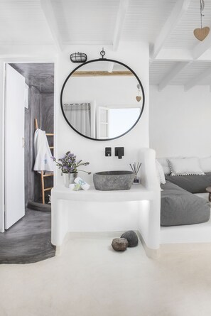 Superior Suite with Plunge Pool | Badezimmer | Dusche, kostenlose Toilettenartikel, Bademäntel, Hausschuhe