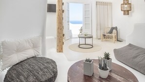 Superior Suite with Plunge Pool | Oppholdsområde | Flatskjerm-TV
