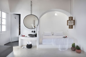 Superior Triple Room with Plunge Pool | 1 Schlafzimmer, Minibar, Zimmersafe, individuell dekoriert