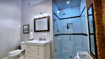 Douche, sĂšche-cheveux, serviettes fournies, savon