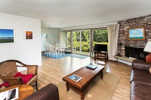 Smart TV, fireplace, DVD player