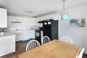 Fridge, microwave, oven, stovetop - Pacific Terrace T443 (Gearhart)
