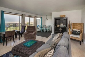 TV, fireplace, DVD player - Pacific Palisades P459 (Gearhart)