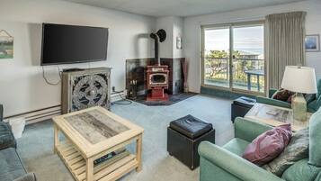 Fernseher, Kamin, DVD-Player