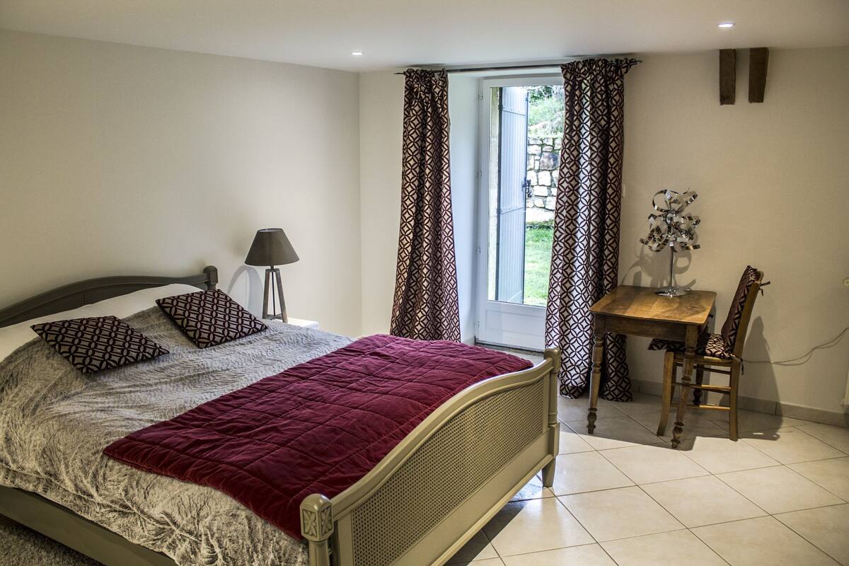 Family Room (Gingembre) | Desk, blackout drapes, free cribs/infant beds, free WiFi
