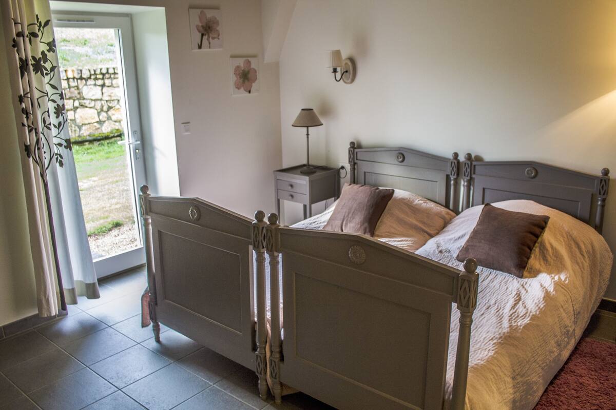Twin Room (Poivre et Sel) | Desk, blackout drapes, free cribs/infant beds, free WiFi