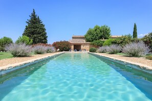Piscine extérieure en saison
