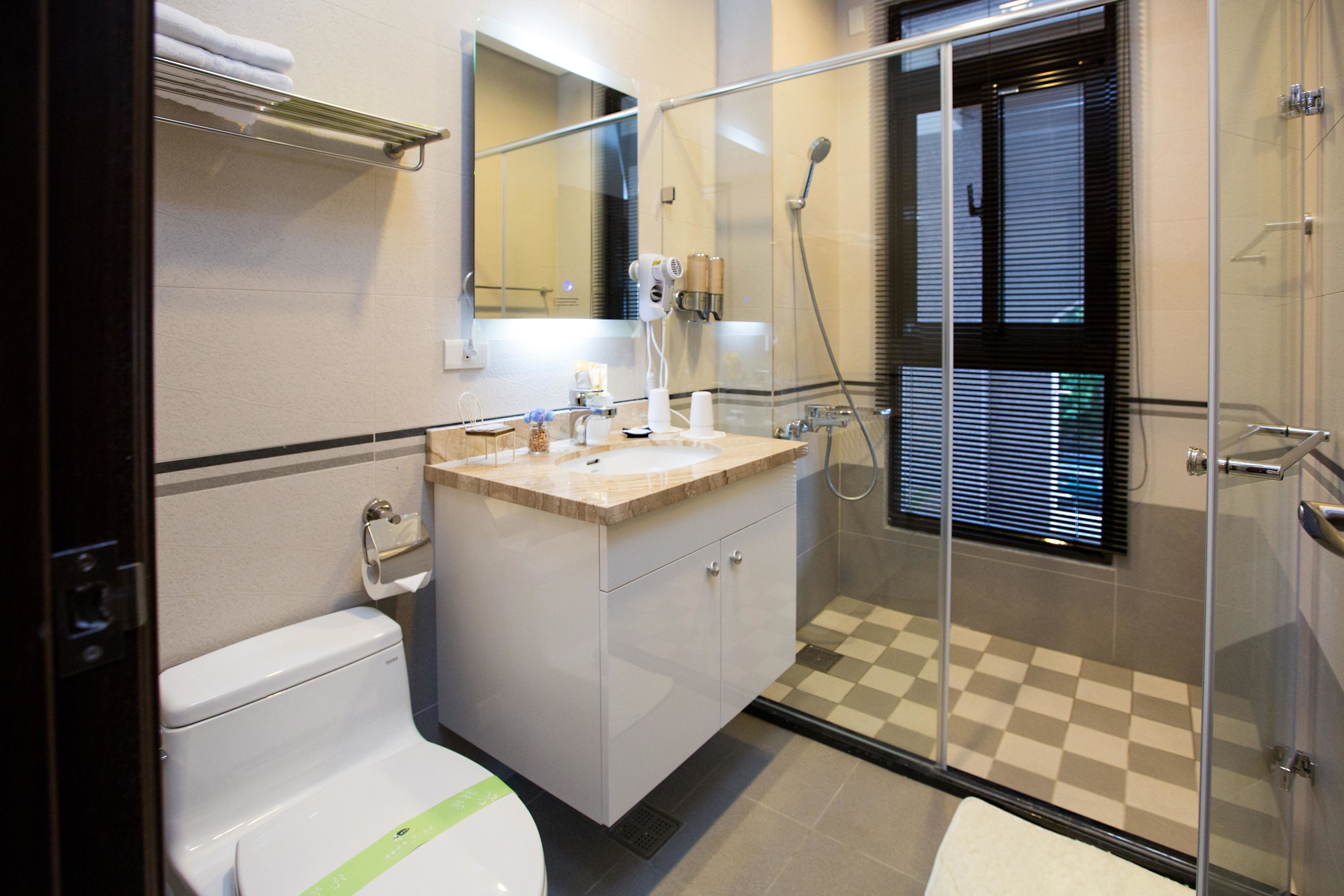 Quadrupla Standard | Bagno | Set di cortesia gratuito, asciugacapelli, pantofole, asciugamani