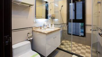 Quadrupla Standard | Bagno | Set di cortesia gratuito, asciugacapelli, pantofole, asciugamani