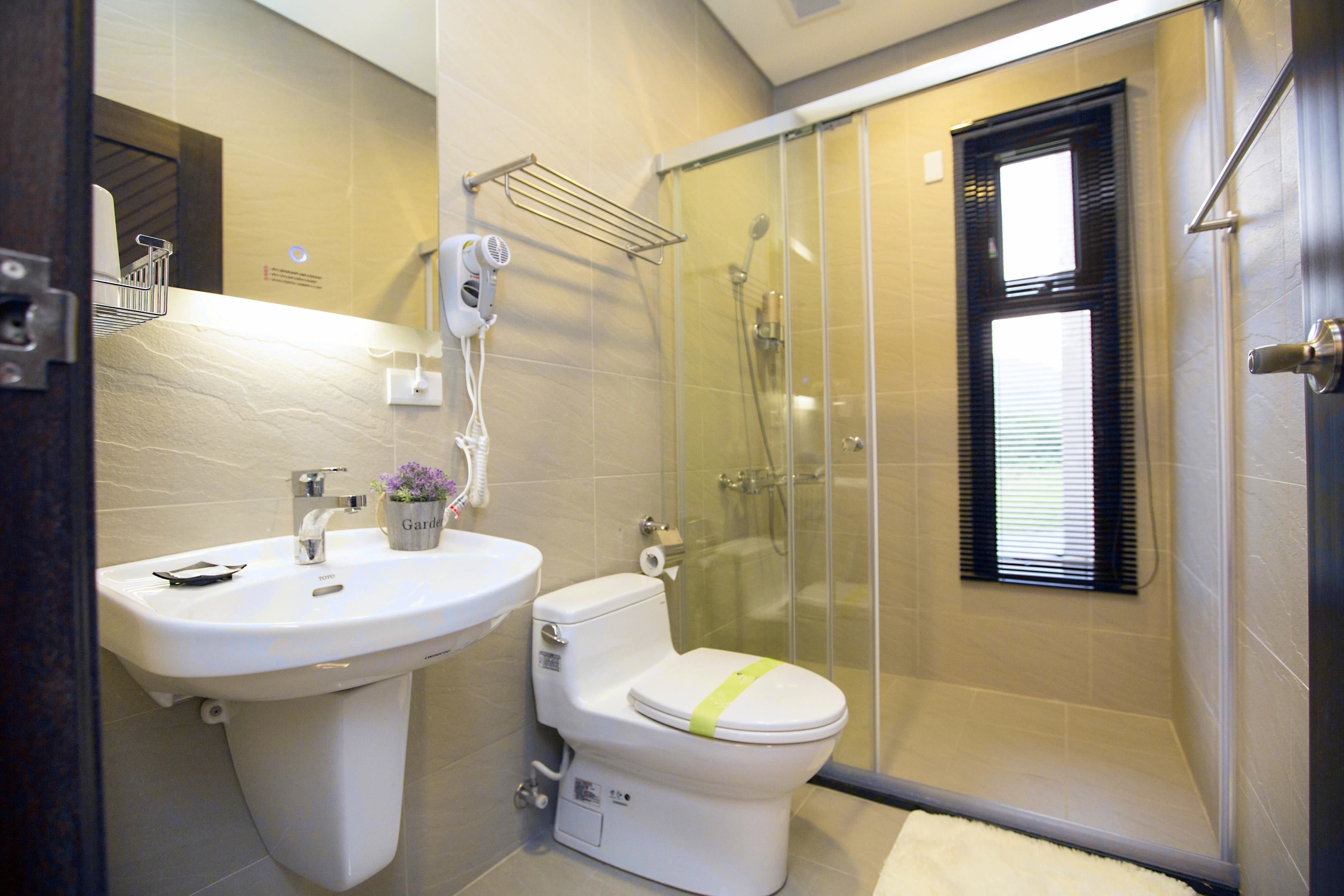 Standard Double Room | Bathroom | Free toiletries, hair dryer, slippers, towels