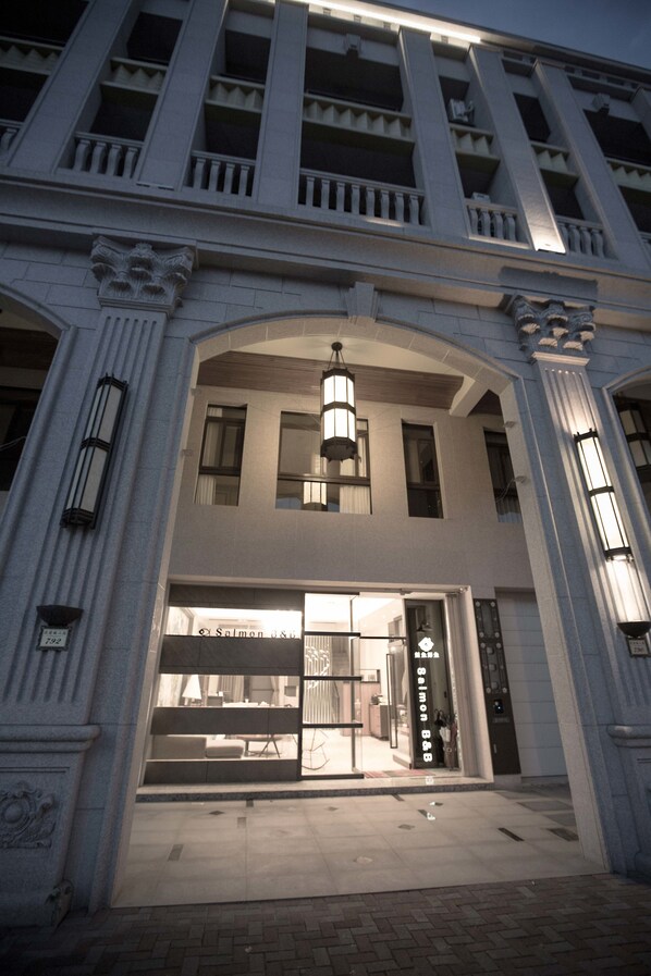 住宿正面 - 傍晚/夜晚