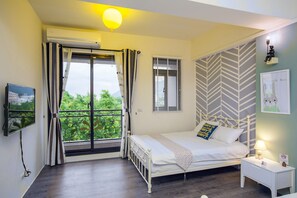 Desk, blackout drapes, soundproofing, free WiFi - Salmon B&B (Hualien City)