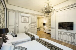 Quarto quádruplo standard | Escrivaninha, cortinas blackout, quartos à prova de som