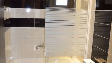 Duplex | Bathroom | Shower, rainfall showerhead, free toiletries, hair dryer