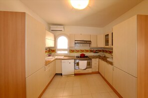 Villa, 4 camere da letto | Cucina privata | Frigorifero con congelatore, microonde (su richiesta), forno