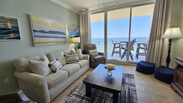 Älytelevisio, DVD-soitin, pöytäjalkapallopöytä, pöytätennispöytä