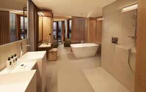 Suite | Badkamer | Een douche, gratis toiletartikelen, een haardroger, badjassen