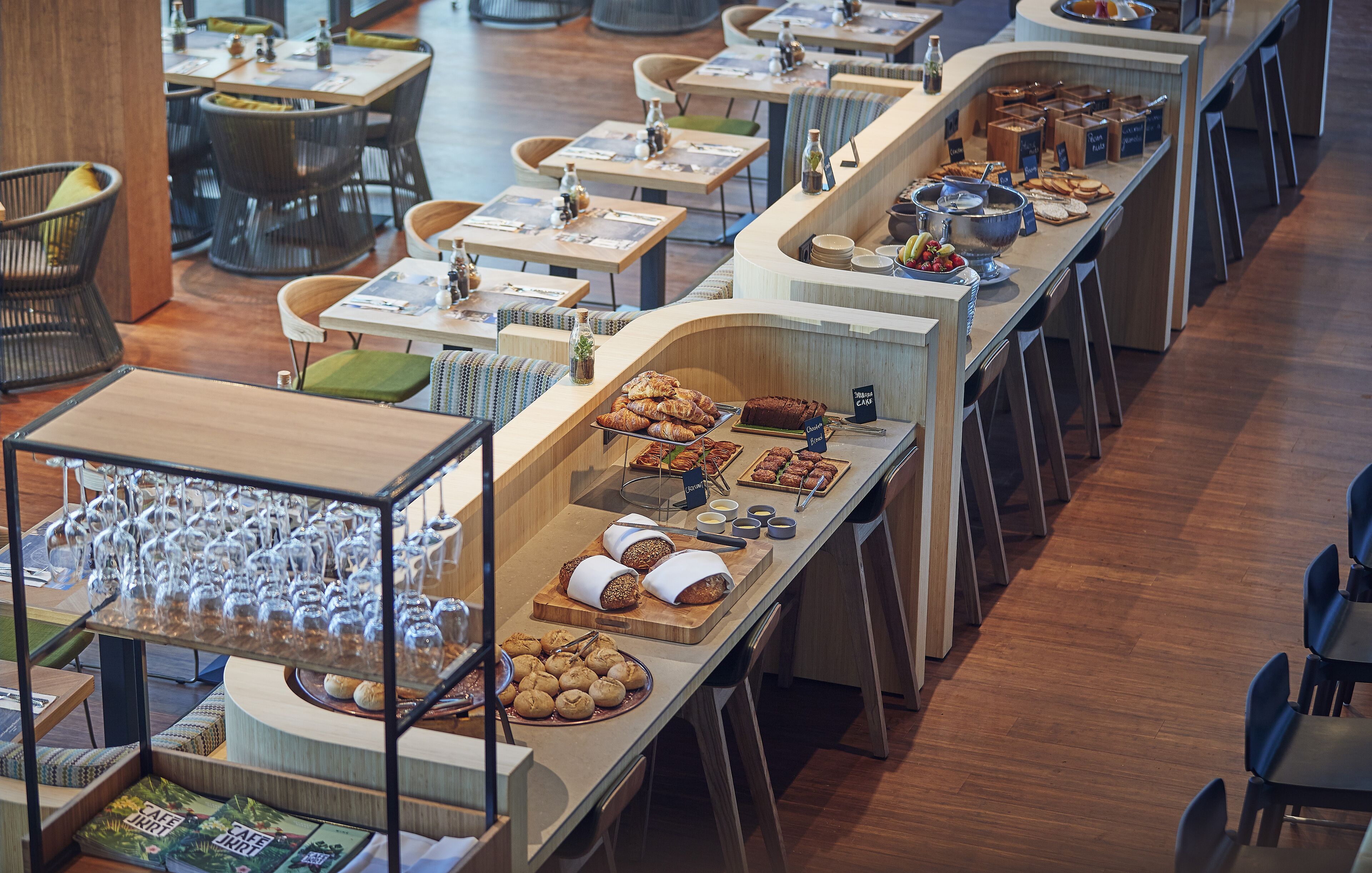 Café da manhã com buffet grátis todos os dias