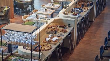 Free daily buffet breakfast