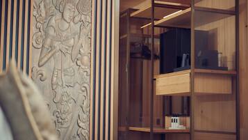 Een kluis op de kamer, een bureau, geluiddichte muren