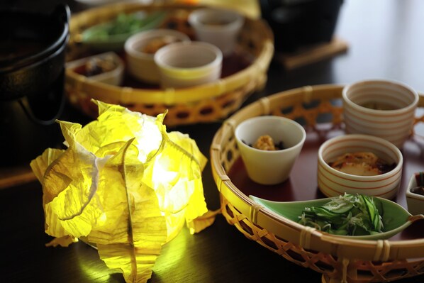 A table with various dishes and a paper lantern. - Kamei no Yu (Yamanouchi)