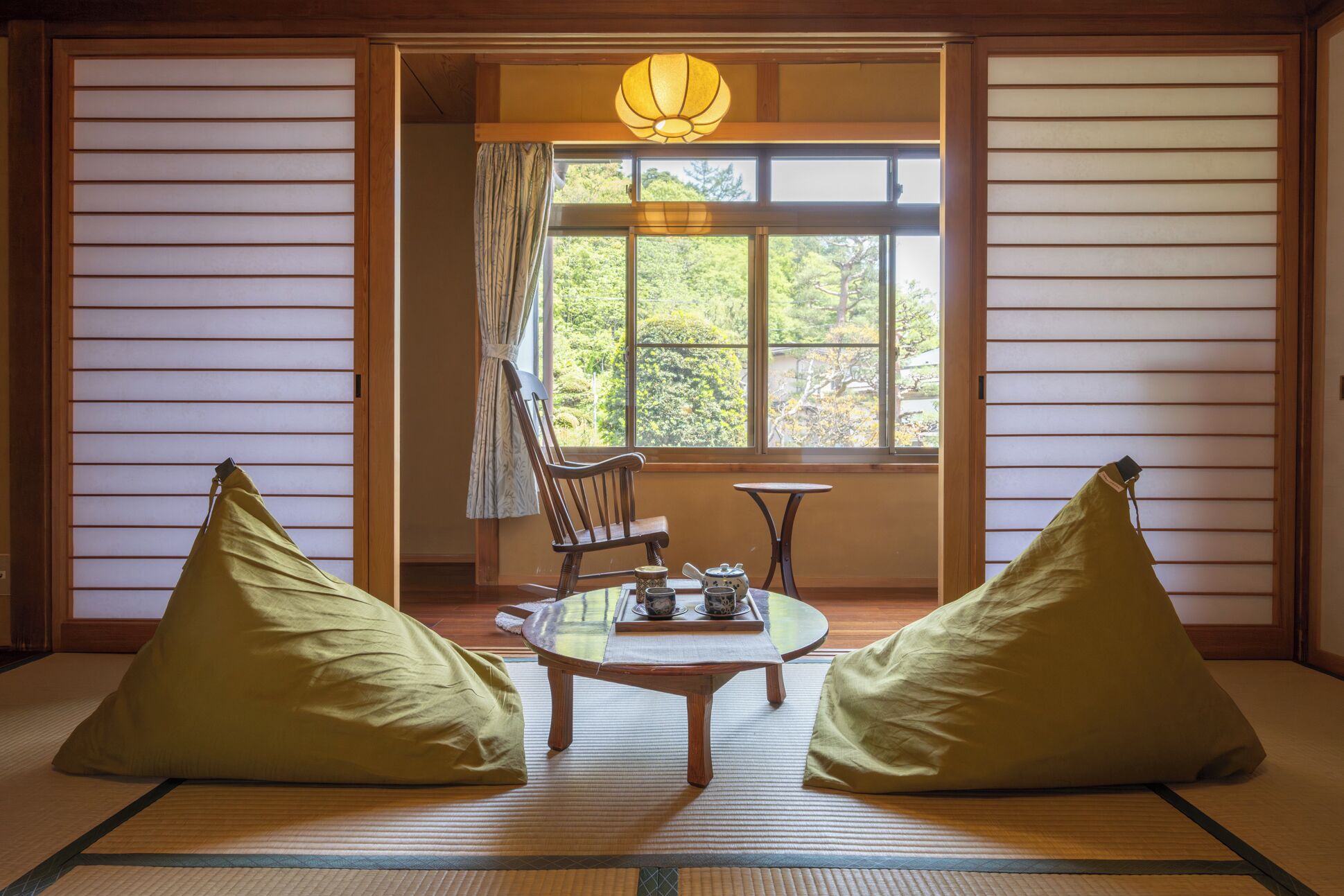 Kamer, niet-roken (Awa,Twin beds room, 2F, Use stairs) | Donsdekens, een kluis op de kamer, een bureau, geluiddichte muren