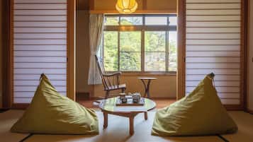 Kamer, niet-roken (Awa,Twin beds room, 2F, Use stairs) | Donsdekens, een kluis op de kamer, een bureau, geluiddichte muren