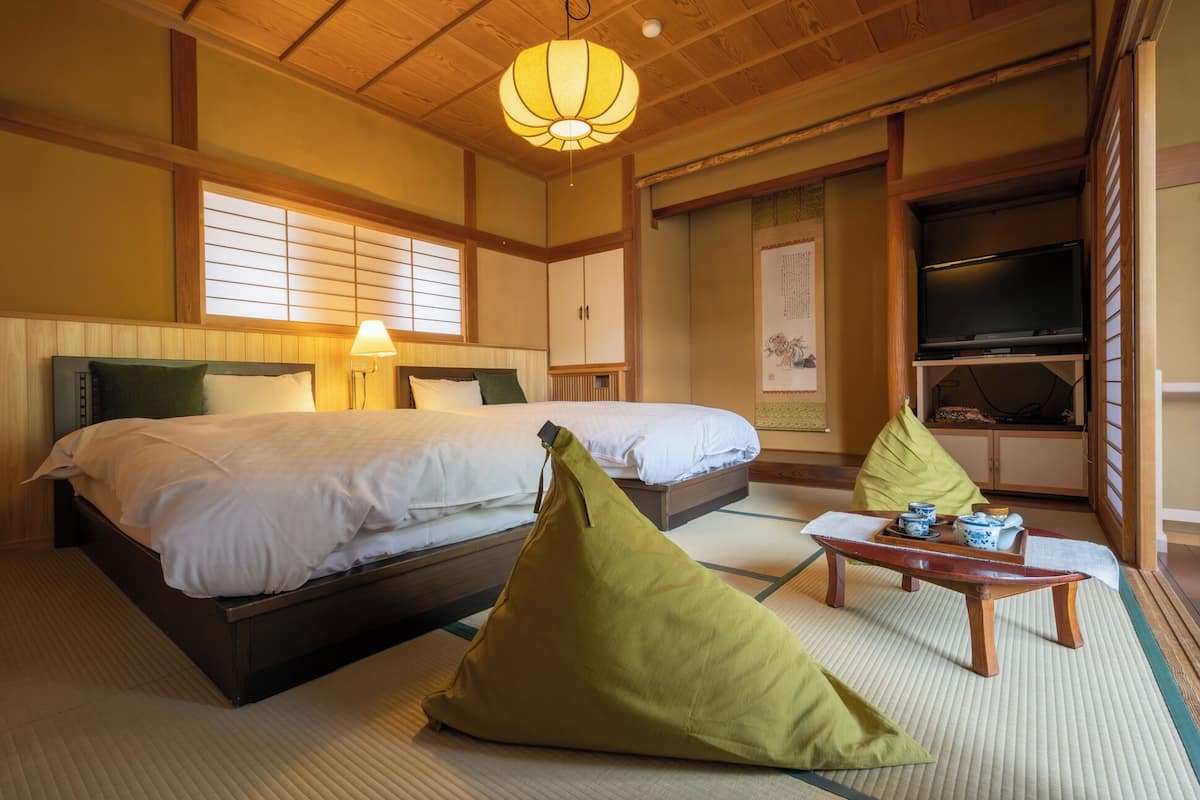 Zimmer, Nichtraucher (Awa,Twin beds room, 2F, Use stairs) | Daunenbettdecken, Zimmersafe, Schreibtisch, schallisolierte Zimmer