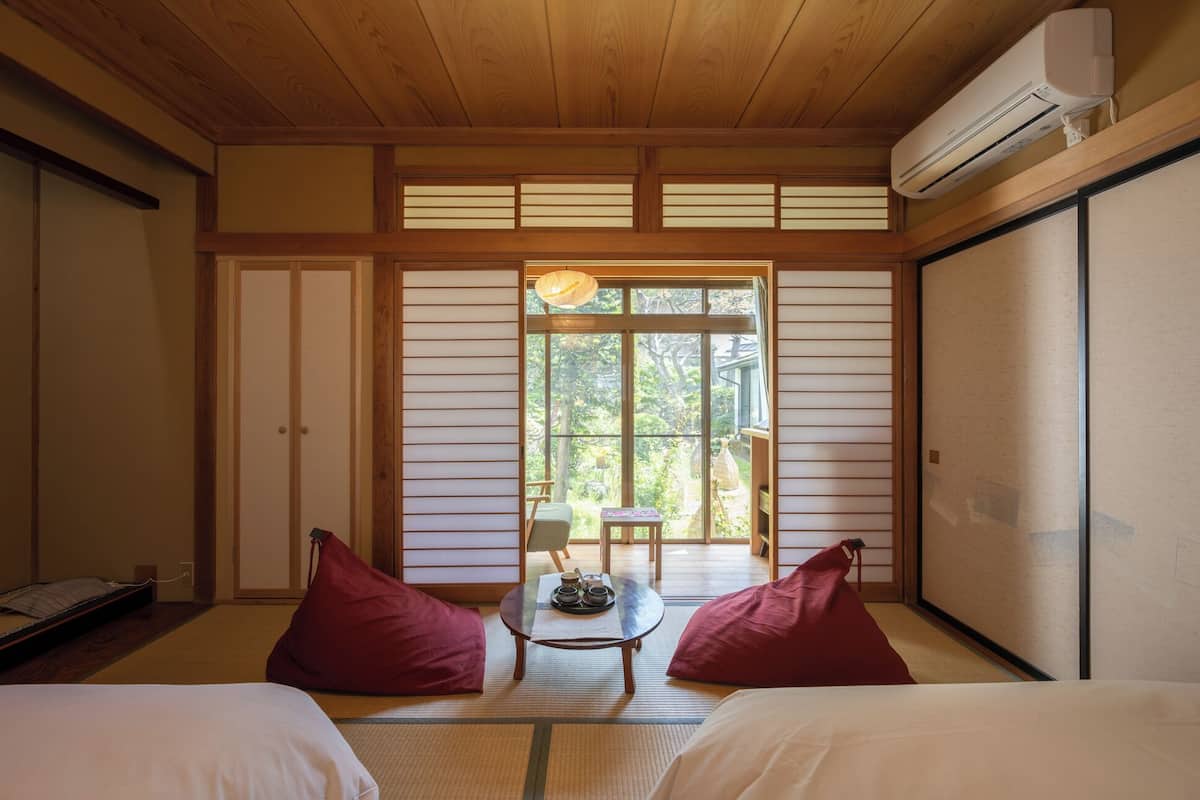 Caja de seguridad en la habitación y escritorio