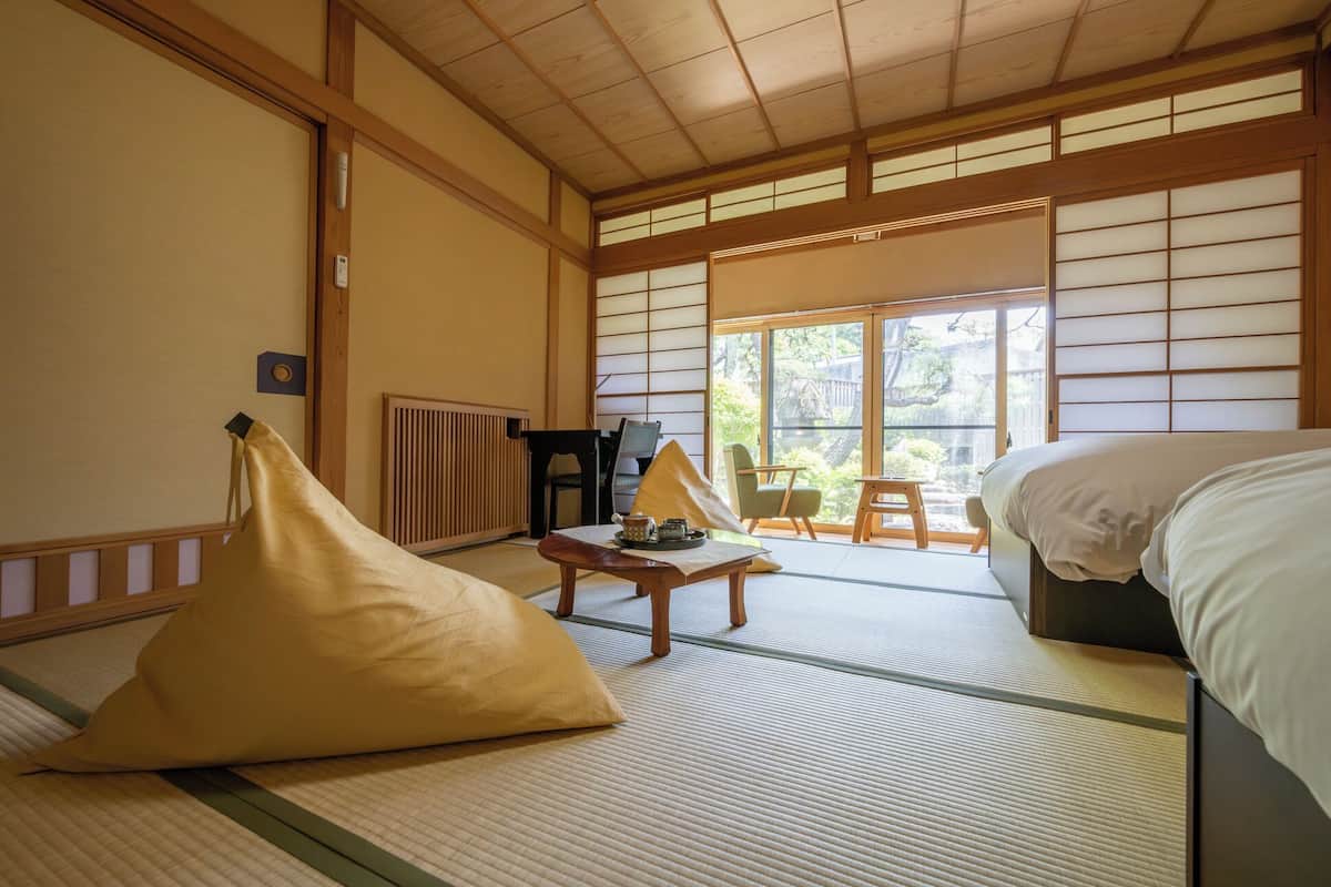 Caja de seguridad en la habitación y escritorio