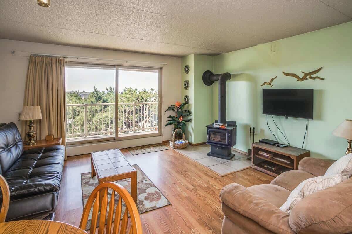 Een smart-tv, een dvd-speler en een kantoor