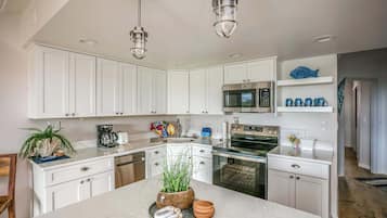 KĂŒhlschrank, Mikrowelle, Ofen, Herdplatte