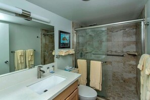 Dusche, Haartrockner, Handtücher, Shampoo