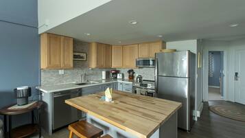 Kjøleskap, mikrobølgeovn, ovn og kokeplater