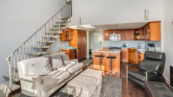 Älytelevisio, takka, DVD-soitin, stereot