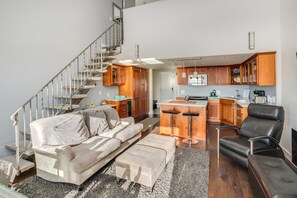 Smart TV, fireplace, DVD player, stereo
