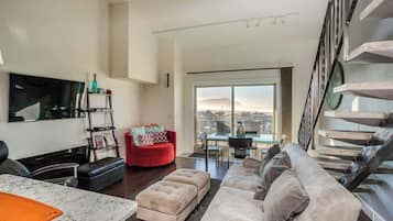 Smart-TV, Kamin, DVD-Player, Stereoanlage